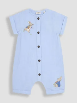 Barboteuse JoJo Maman Bébé Peter Rabbit™ en étamine boutonnée sur le devant 100% coton