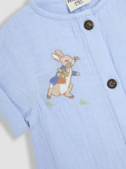 Barboteuse JoJo Maman Bébé Peter Rabbit™ en étamine boutonnée sur le devant 100% coton