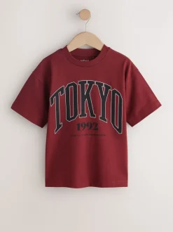 Berry Rouge Varsity - T-shirt graphique Manches courtes Relaxed Fit (3-16yrs)