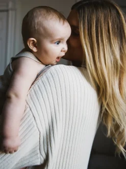 Crème - The Little Tailor Barboteuse Bébé en tricot 100% coton